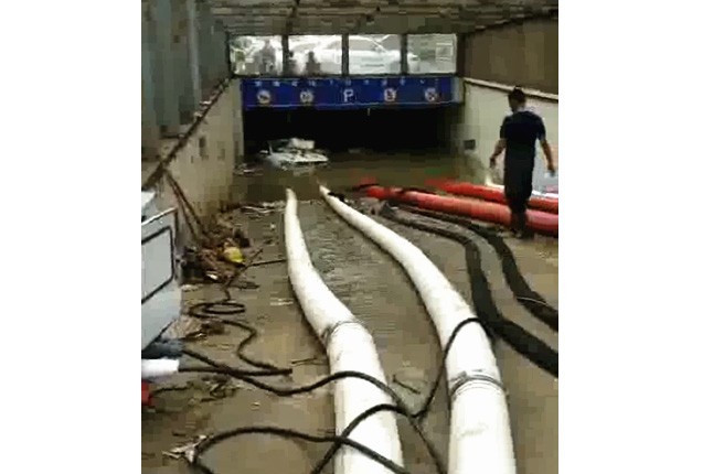二環(huán)支路沙口路，山東消防兩臺，我們?nèi)_潛水泵同時運行，一切正常了